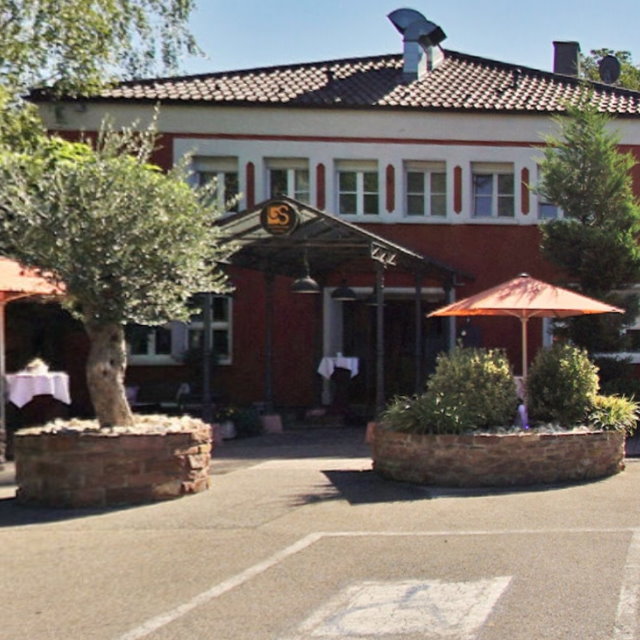 Eingangsbereich & Parkplatz Grombacher Stuben